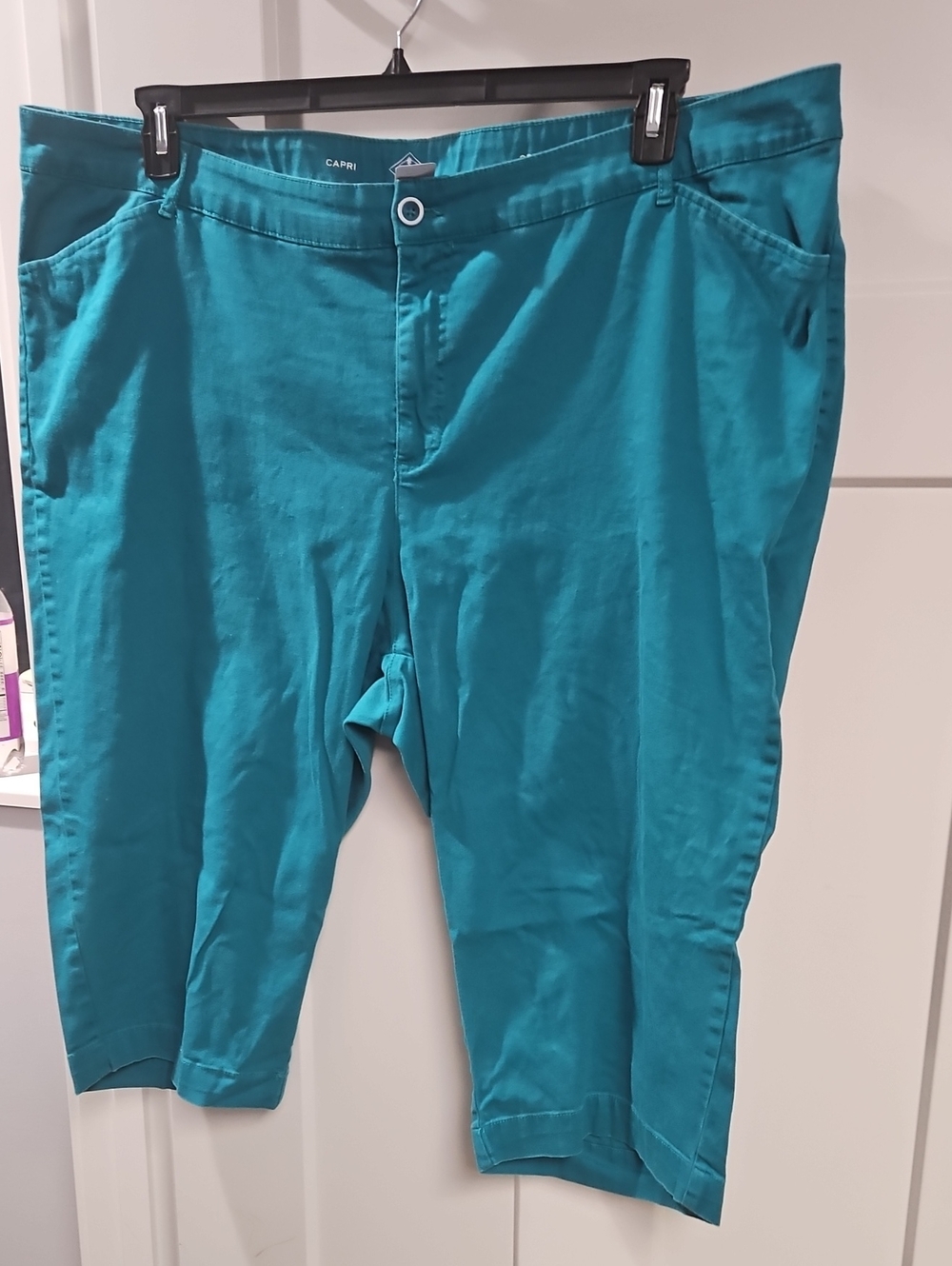 St. John's Bay Teal Capri Pants